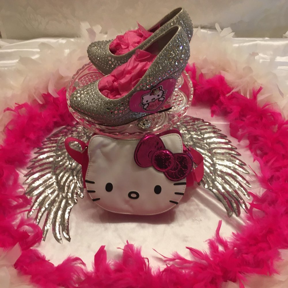 Gorgeous vinatge shoes covered in crystals with hello kitty details!